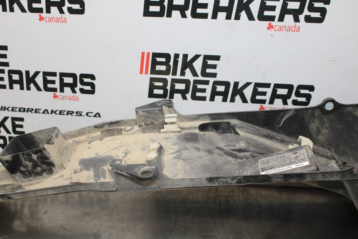 18 YAMAHA SUPER TENERE REAR BACK TAIL UNDERTAIL BATTERY TRAY PLASTIC BB832