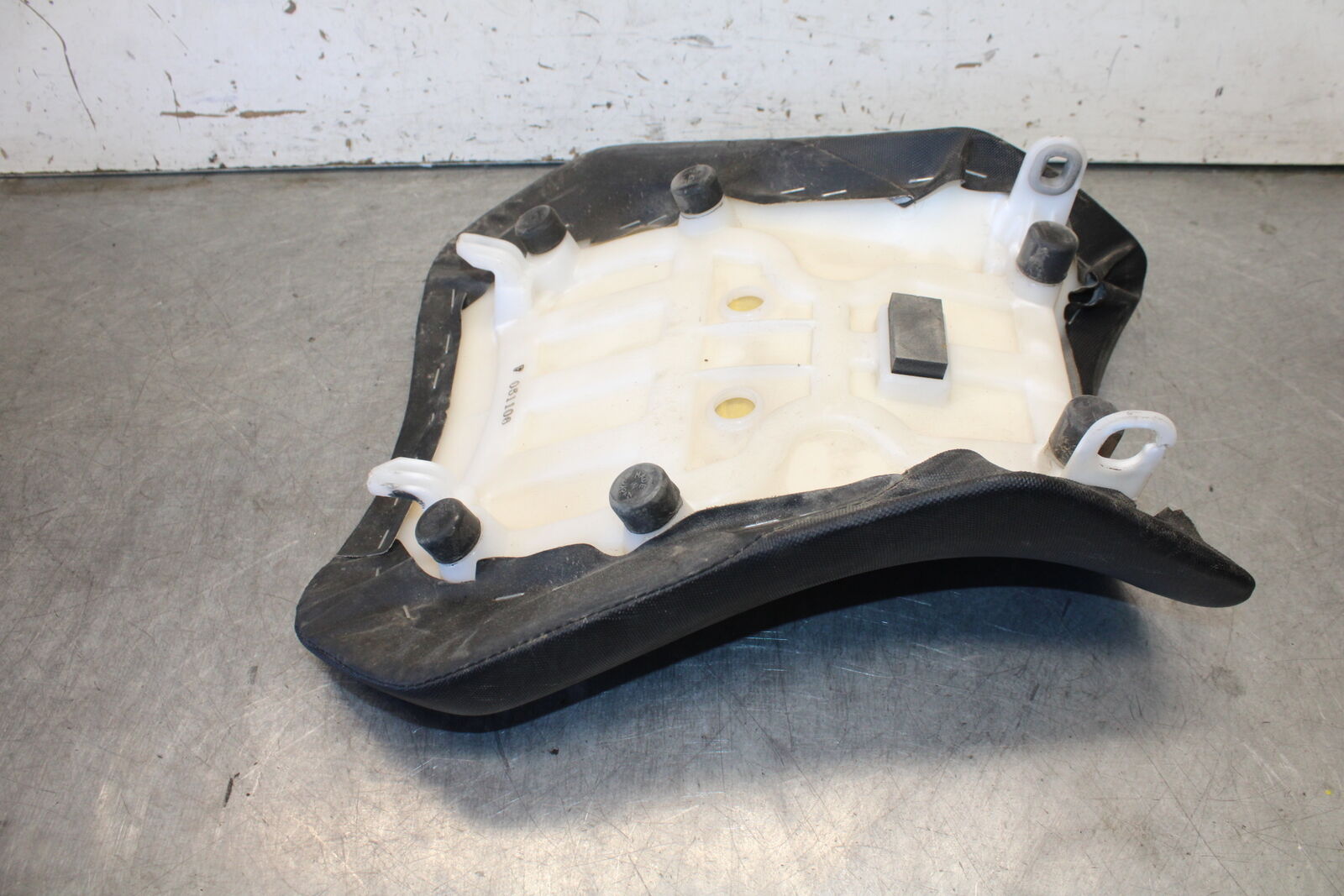 11-24 SUZUKI GSXR750 FRONT DRIVERS SEAT PAD SADDLE PILLION BB687