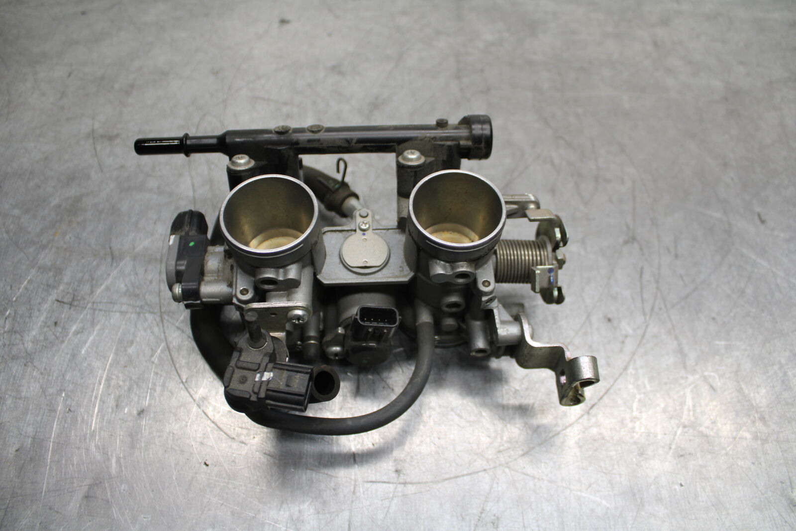 19-22 KAWASAKI Z400 MAIN FUEL INJECTORS / THROTTLE BODIES BB738