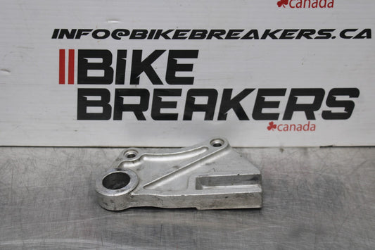 00-02 KAWASAKI NINJA ZX6R REAR BRAKE CALIPER HANGER BACK MOUNTING BRACKET BB750