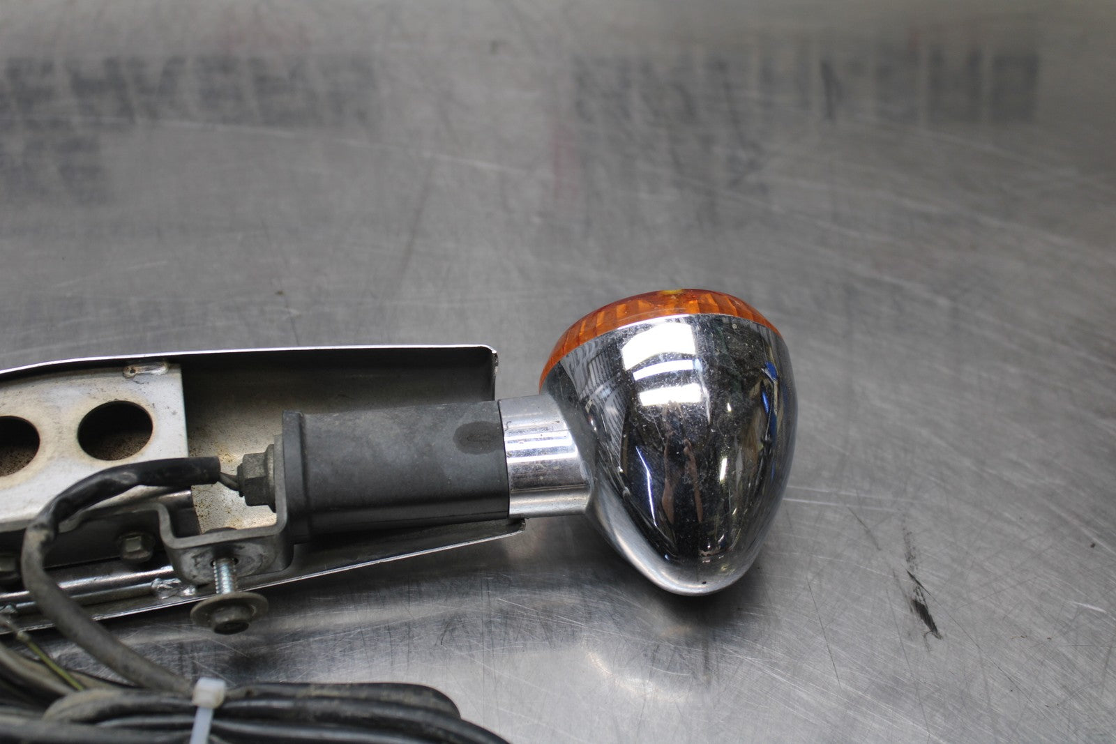 03-08 KAWASAKI VULCAN 1600 REAR BACK TURN SIGNAL BAR MOUNT & LIGHTS BB196