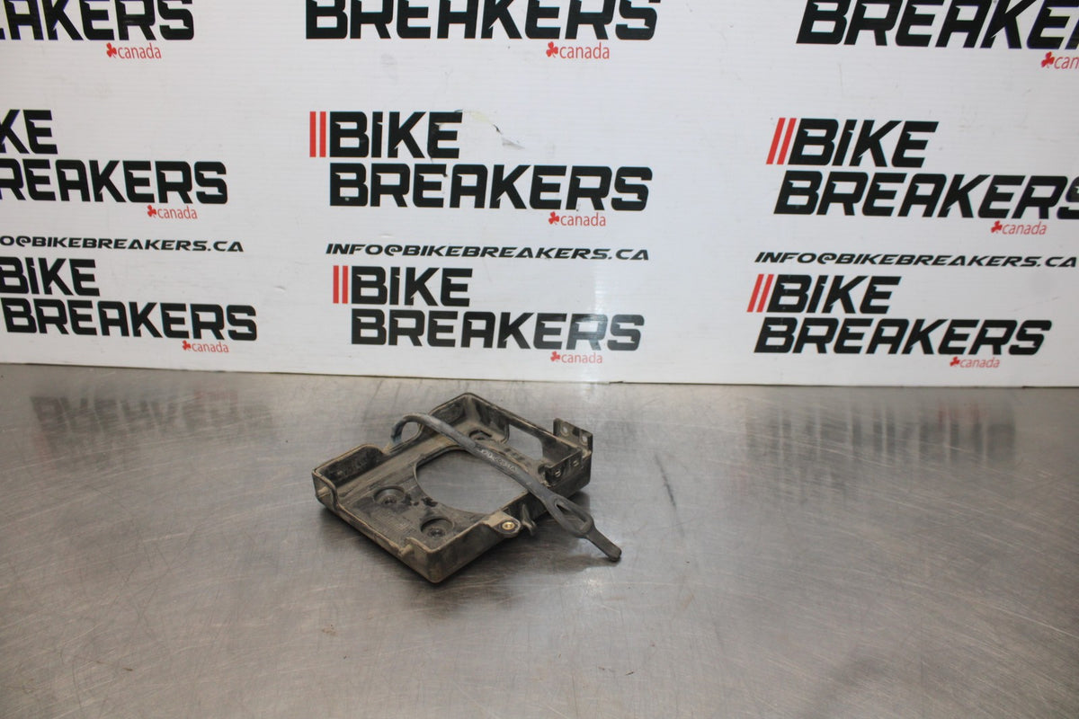 02 DUCATI MONSTER 620 REAR BACK TAIL UNDERTAIL BATTERY TRAY PLASTIC BB851