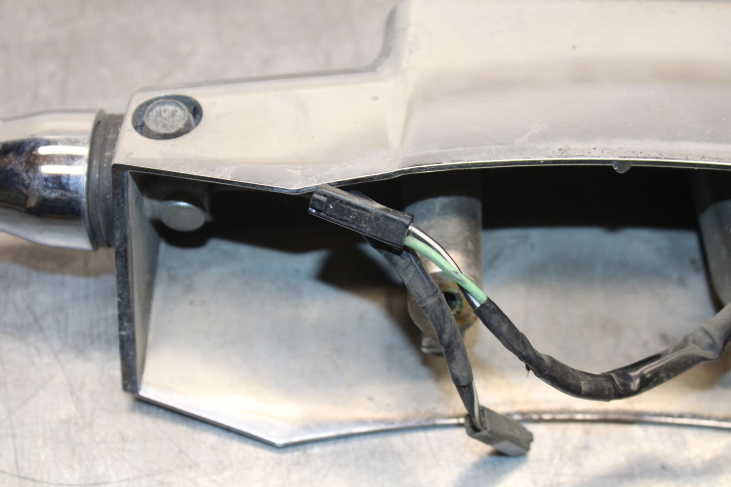 05-09 SUZUKI BOULEVARD C90 REAR BACK TURN SIGNAL BAR MOUNT BRACKET BB692