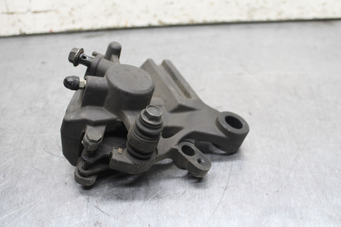 15-17 YAMAHA YZF R3 REAR BACK BRAKE CALIPER W MOUNT BRACKET BB111