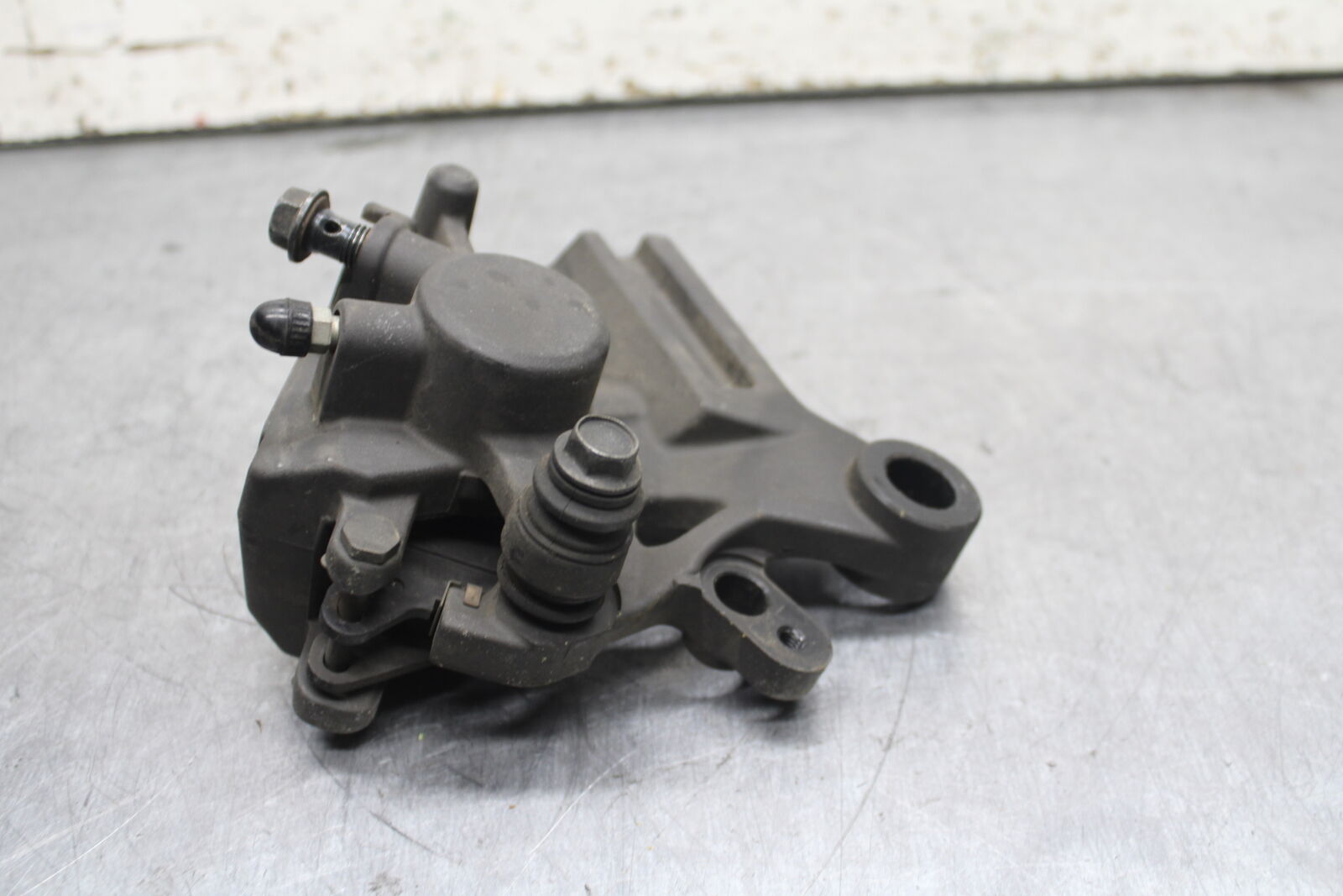 15-17 YAMAHA YZF R3 REAR BACK BRAKE CALIPER W MOUNT BRACKET BB111
