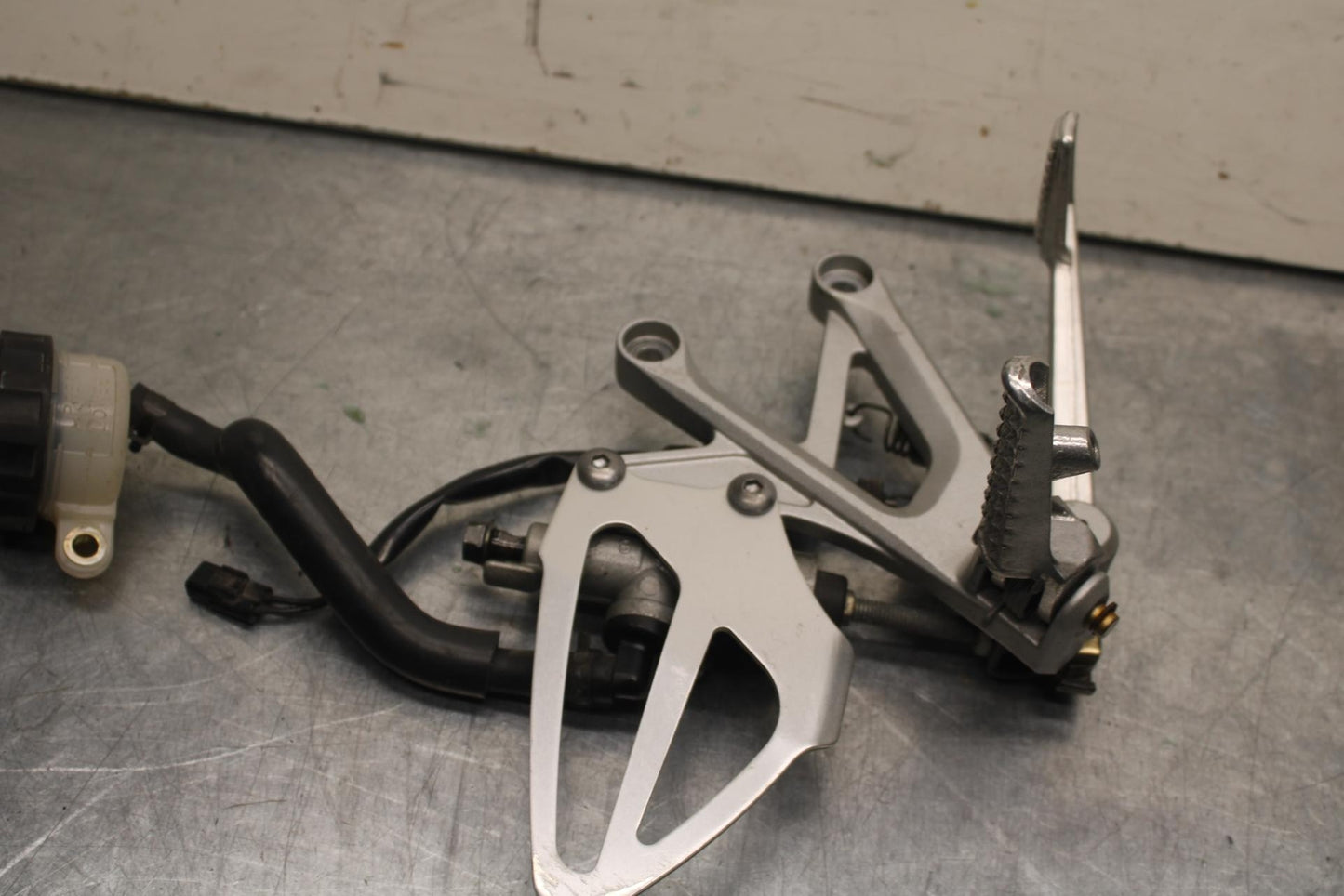 2004 Honda CBR600F4i RIGHT REARSET REAR SET DRIVER FOOT PEG REST STOP BB606