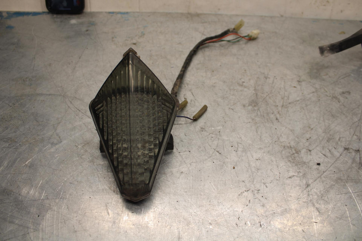 07-08 YAMAHA YZF R1 REAR TAIL TAILLIGHT BACK BRAKE LIGHT BB425