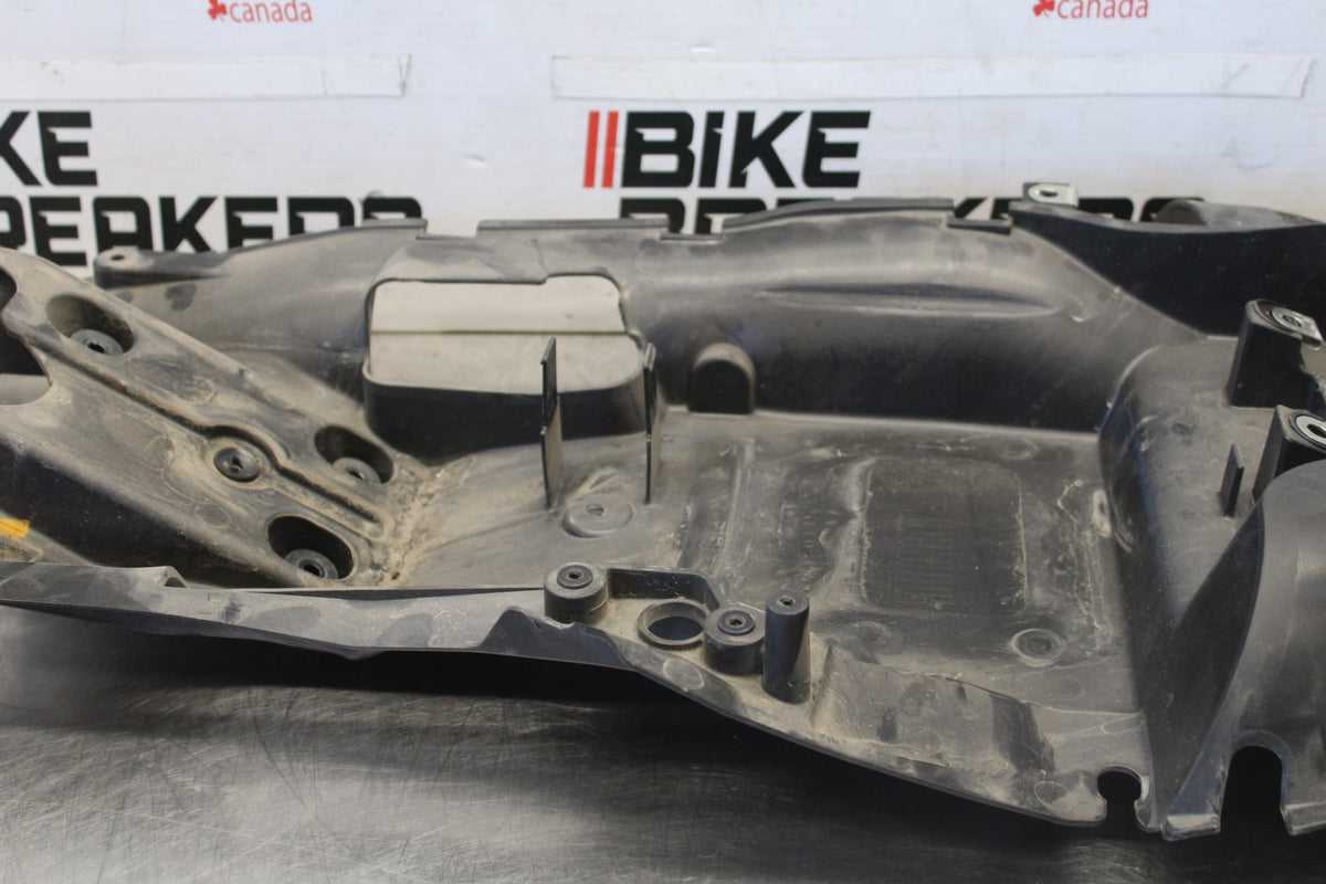 07-08 KAWASAKI NINJA ZX6R REAR BACK TAIL UNDERTAIL BATTERY TRAY PLASTIC BB937