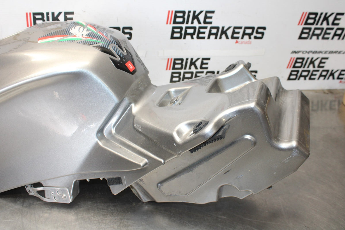 16 APRILIA TUONO V4 1100 GAS TANK FUEL CELL PETROL RESERVOIR BB905