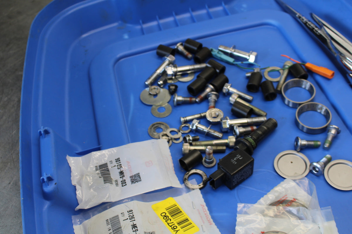 2008 Honda VTX1300C MOUNTING BOLTS HARDWARE MOTOR SCREWS  bb673