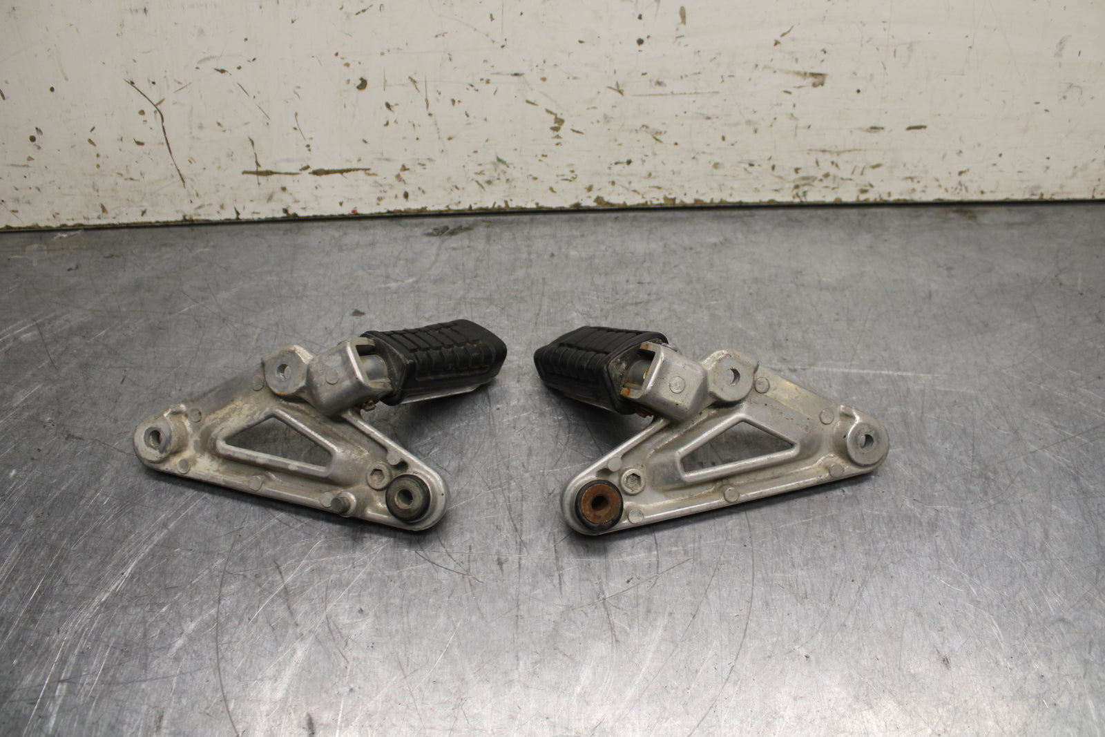82-83 HONDA V45 MAGNA REAR PASSENGER FOOT STEP PEG BB107