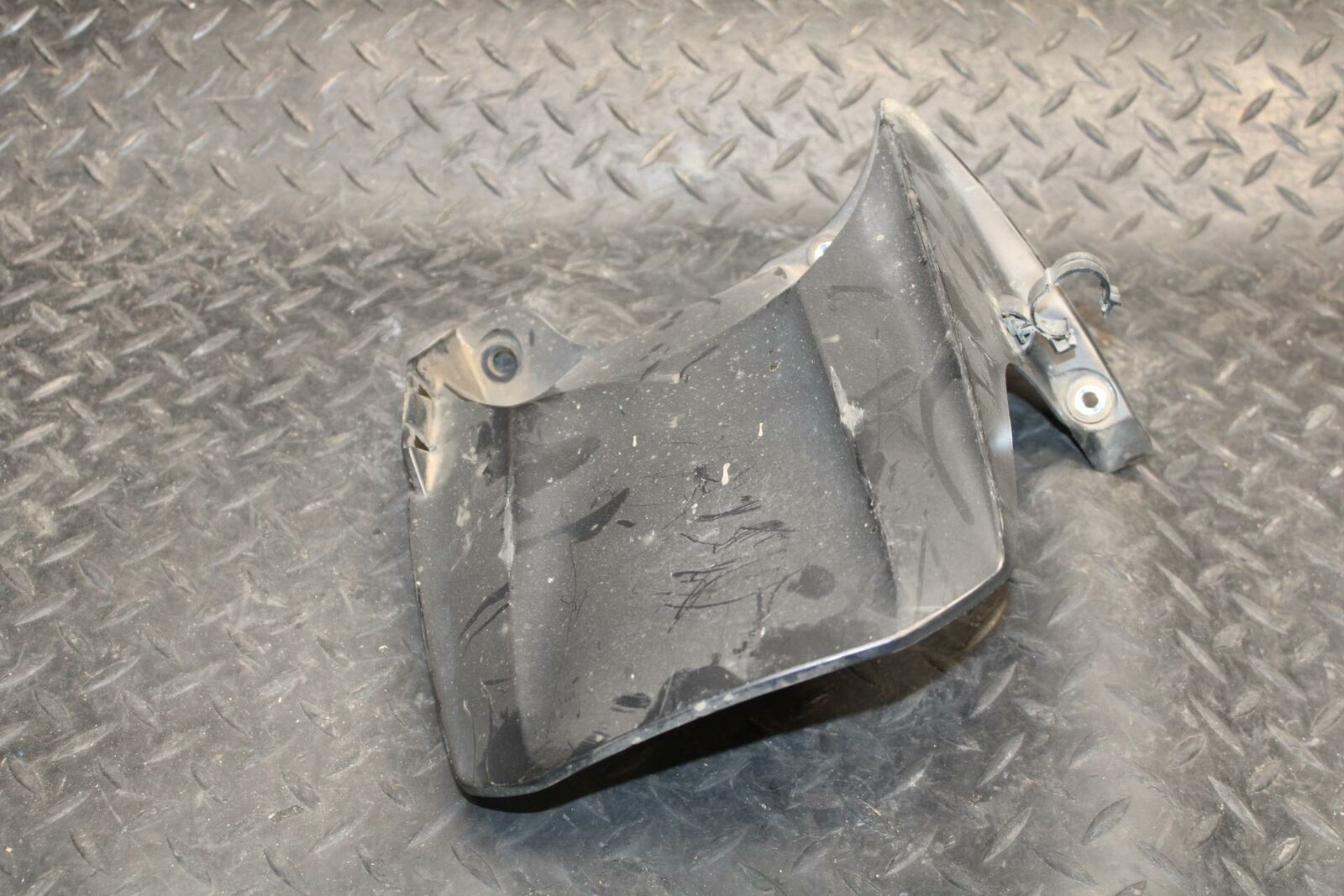 04-05 YAMAHA YZF R1 REAR BACK WHEEL TIRE HUGGER FENDER 5VY-21650-00-00 BB225