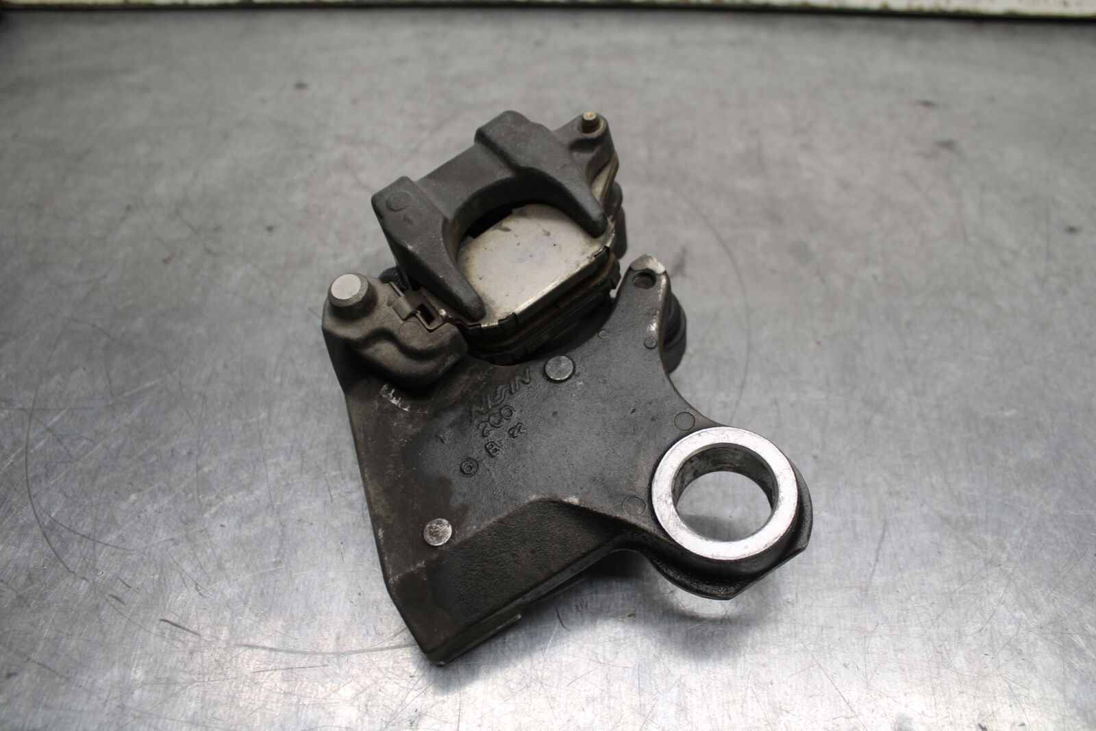 06-07 YAMAHA YZF R6 REAR BACK BRAKE CALIPER W MOUNT BRACKET BB742