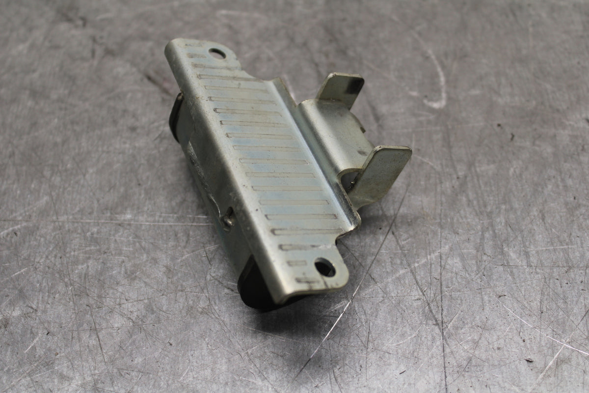 09-15 YAMAHA FZ6R GAS TANK FUEL CELL PETROL RESERVOIR BRACKET MOUNT BB719