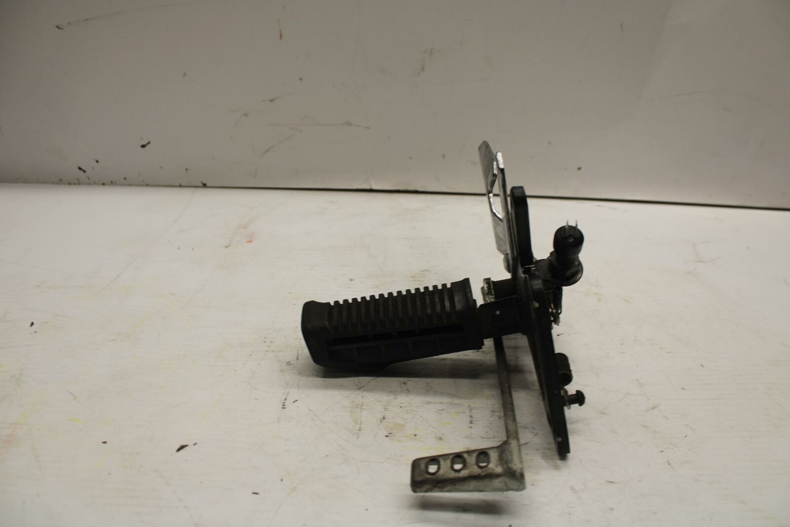 04-09 SUZUKI GS500F RIGHT REARSET REAR SET DRIVER FOOT PEG REST STOP  BB278