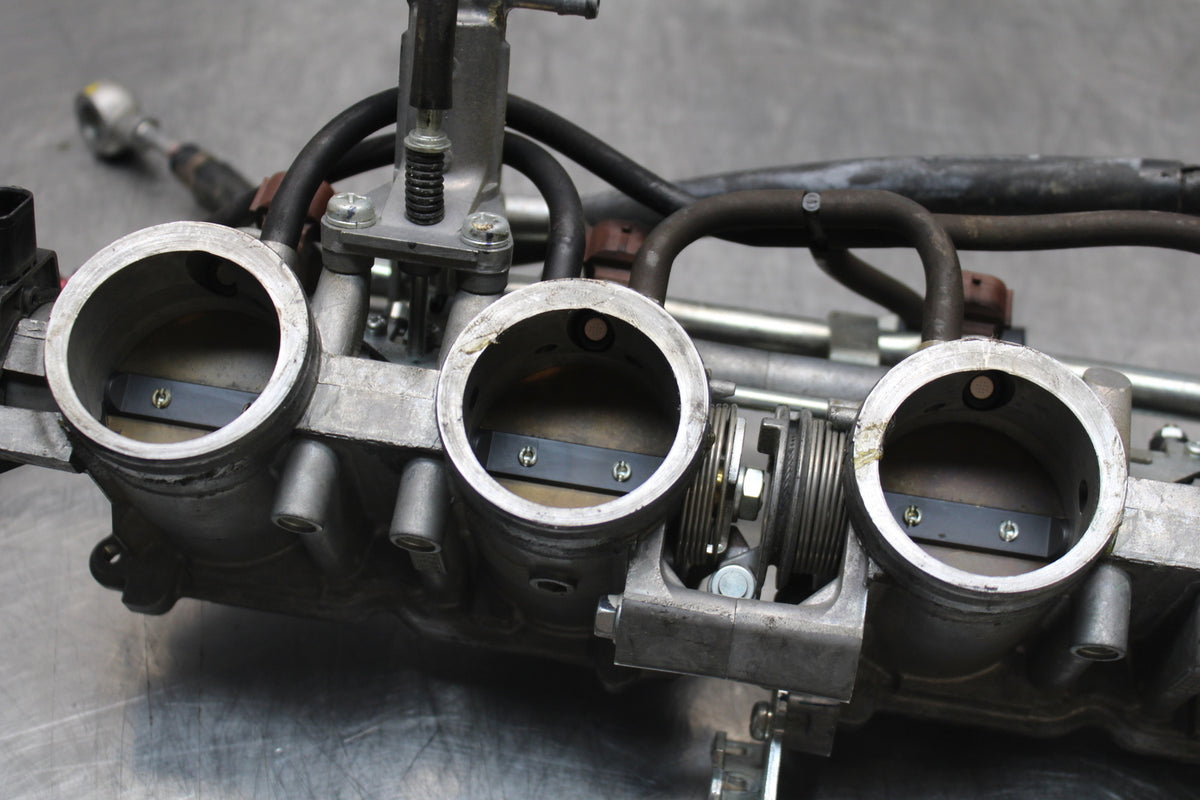 06-07 HONDA CBR1000RR MAIN FUEL INJECTORS / THROTTLE BODIES BB166