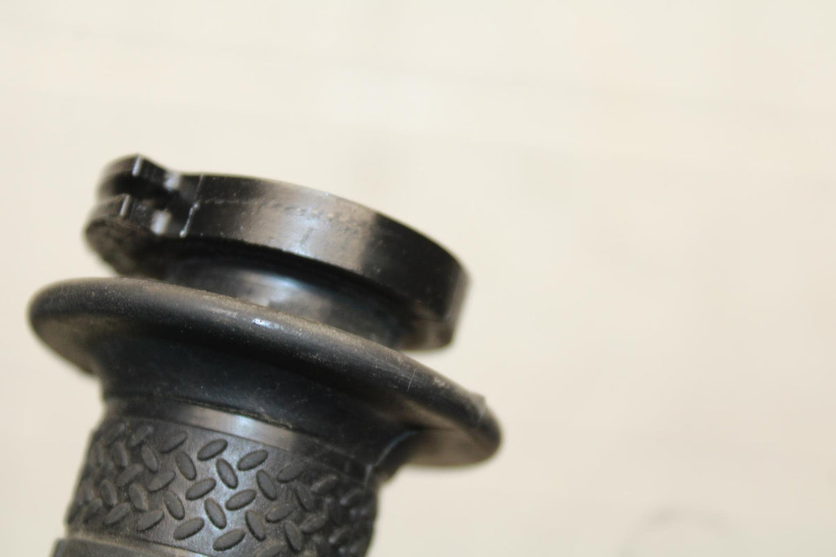 19-21 YAMAHA YZF R3 RIGHT THROTTLE GRIP BB588