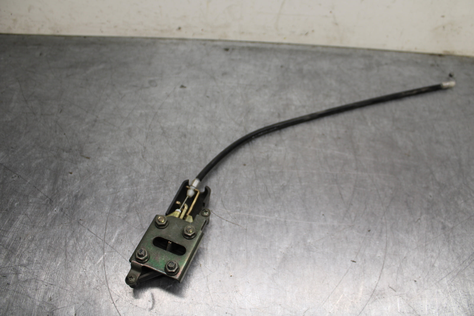 00-01 YAMAHA YZF R1 REAR PASSENGER SEAT LATCH LOCK ASSEMBLY BB755