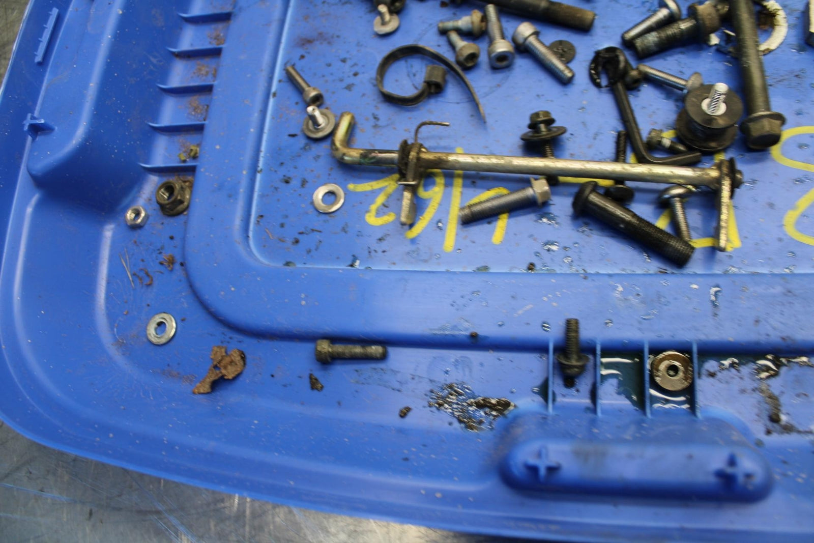 05 YAMAHA YZF R6S LEFTOVER MOUNTING BOLTS HARDWARE MOTOR SCREWS BB462