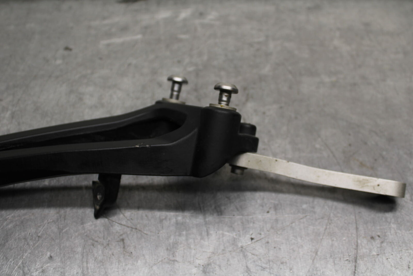 09-14 YAMAHA YZF R1 RIGHT REAR BACK PASSENGER PEG BB118