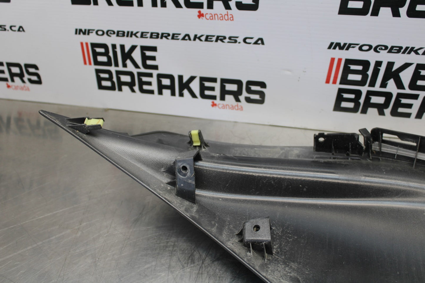 22-25 YAMAHA YZF R7 RIGHT MID UPPER SIDE FAIRING COWL BB182