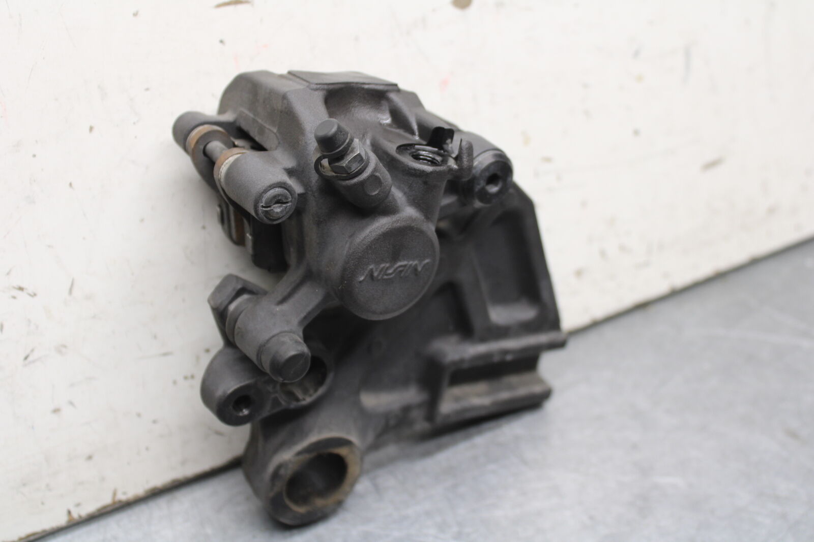 16 KAWASAKI NINJA ZX10R REAR BRAKE CALIPER W MOUNT BRACKET 43080-0097-DJ BB650