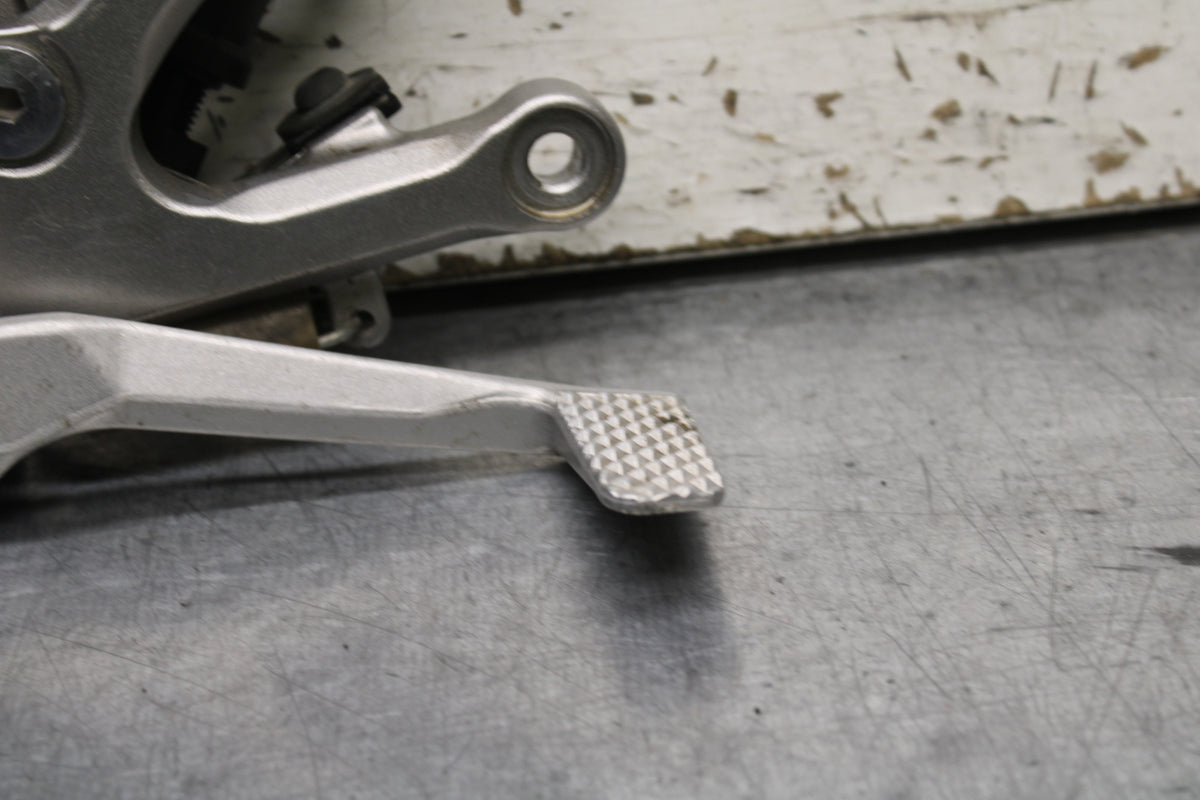 06-07 YAMAHA YZF R6 RIGHT REARSET REAR SET DRIVER FOOT PEG REST STOP BB742