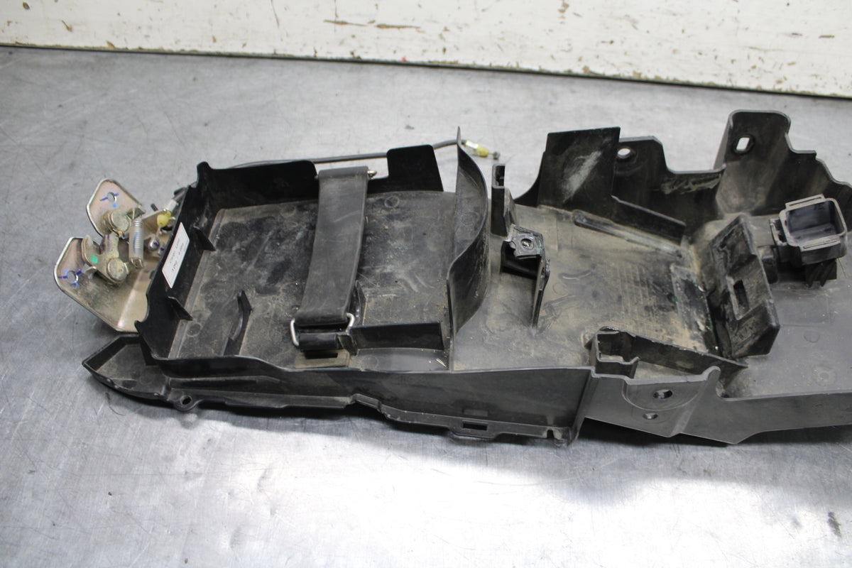 15-16 HONDA CB300F REAR BACK TAIL UNDERTAIL BATTERY TRAY PLASTIC BB740