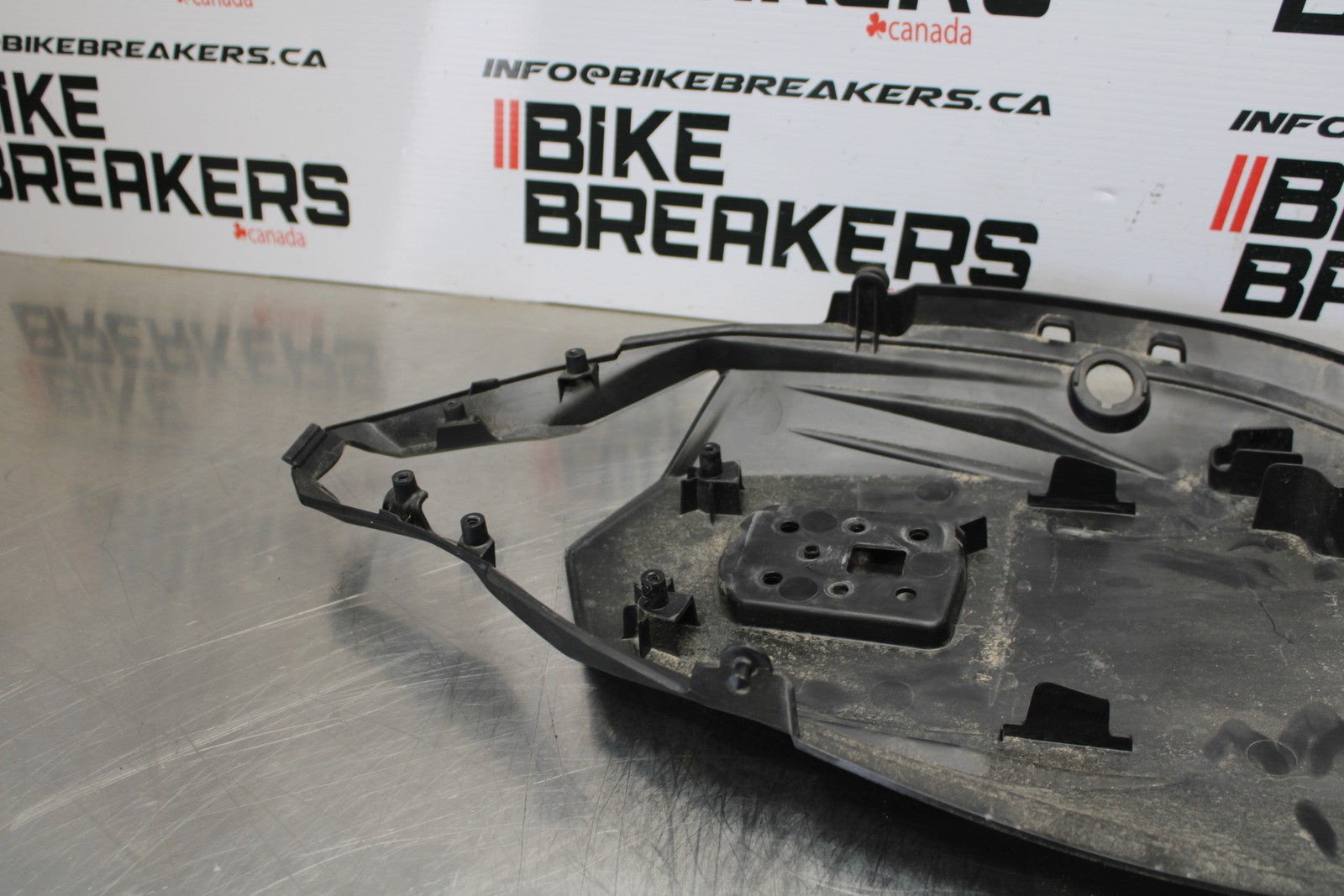 21-23 KAWASAKI NINJA ZX6R REAR BACK TAIL UNDERTAIL BATTERY TRAY PLASTIC BB179