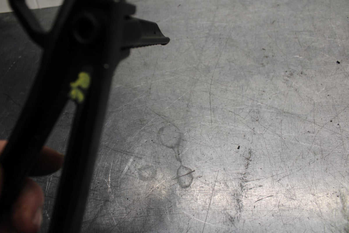 07 YAMAHA YZF R6 2c0 RIGHT REAR BACK PASSENGER PEG BB75