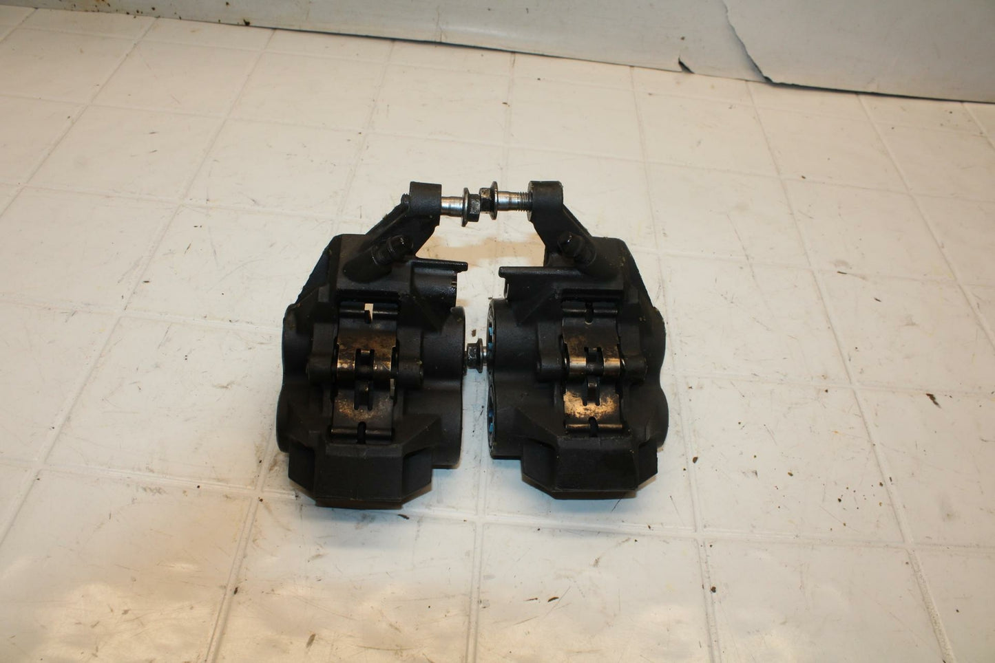 01-05 YAMAHA FZS1000 RIGHT LEFT FRONT BRAKE CALIPER SET PAIR CALIPERS BB10
