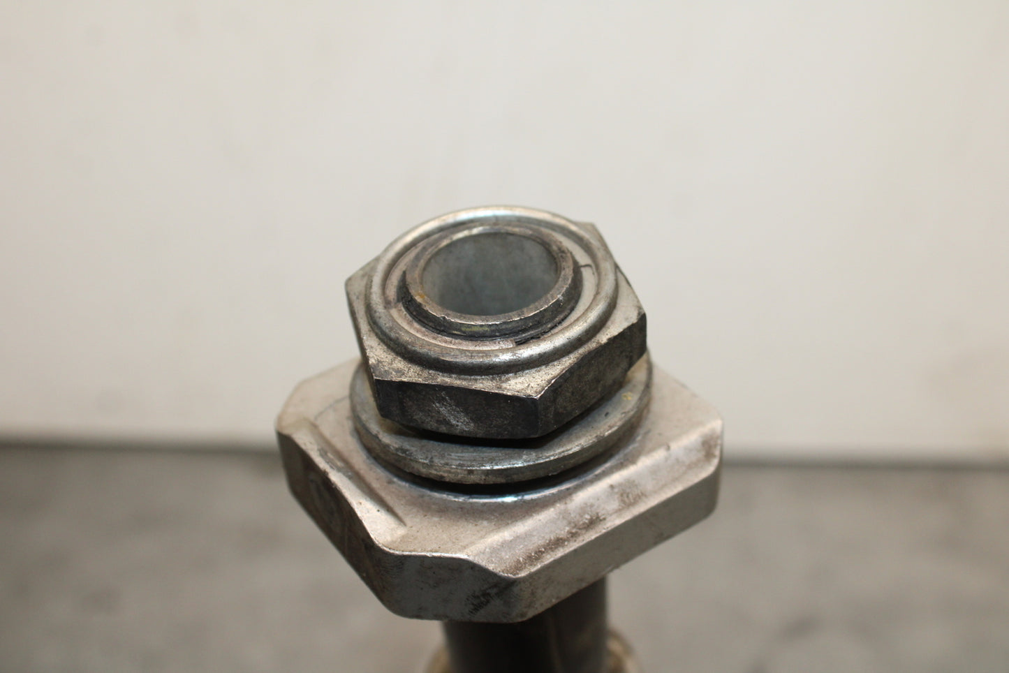 08-10 SUZUKI GSXR 600 REAR AXLE BACK WHEEL RIM PIVOT BOLT AXEL BB753