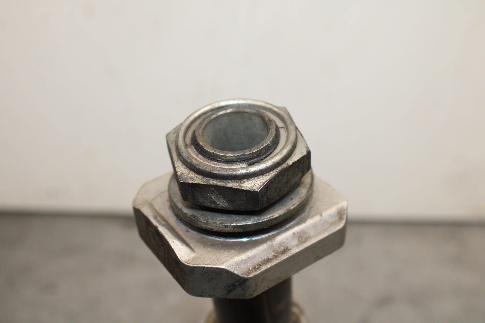 08-10 SUZUKI GSXR 600 REAR AXLE BACK WHEEL RIM PIVOT BOLT AXEL BB753