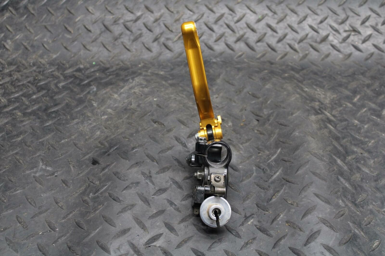 04-05 YAMAHA YZF R1 CLUTCH PERCH MOUNT WITH  BENT LEVER  BB225