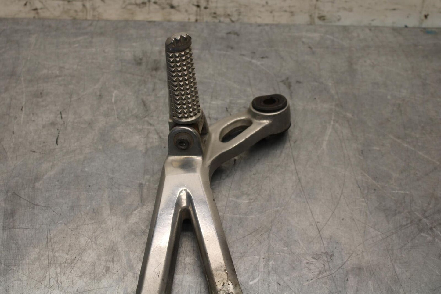 2000 Yamaha YZF R6 REAR BACK PASSENGER PEG SET PAIR 5EB-27430-00-00 BB558