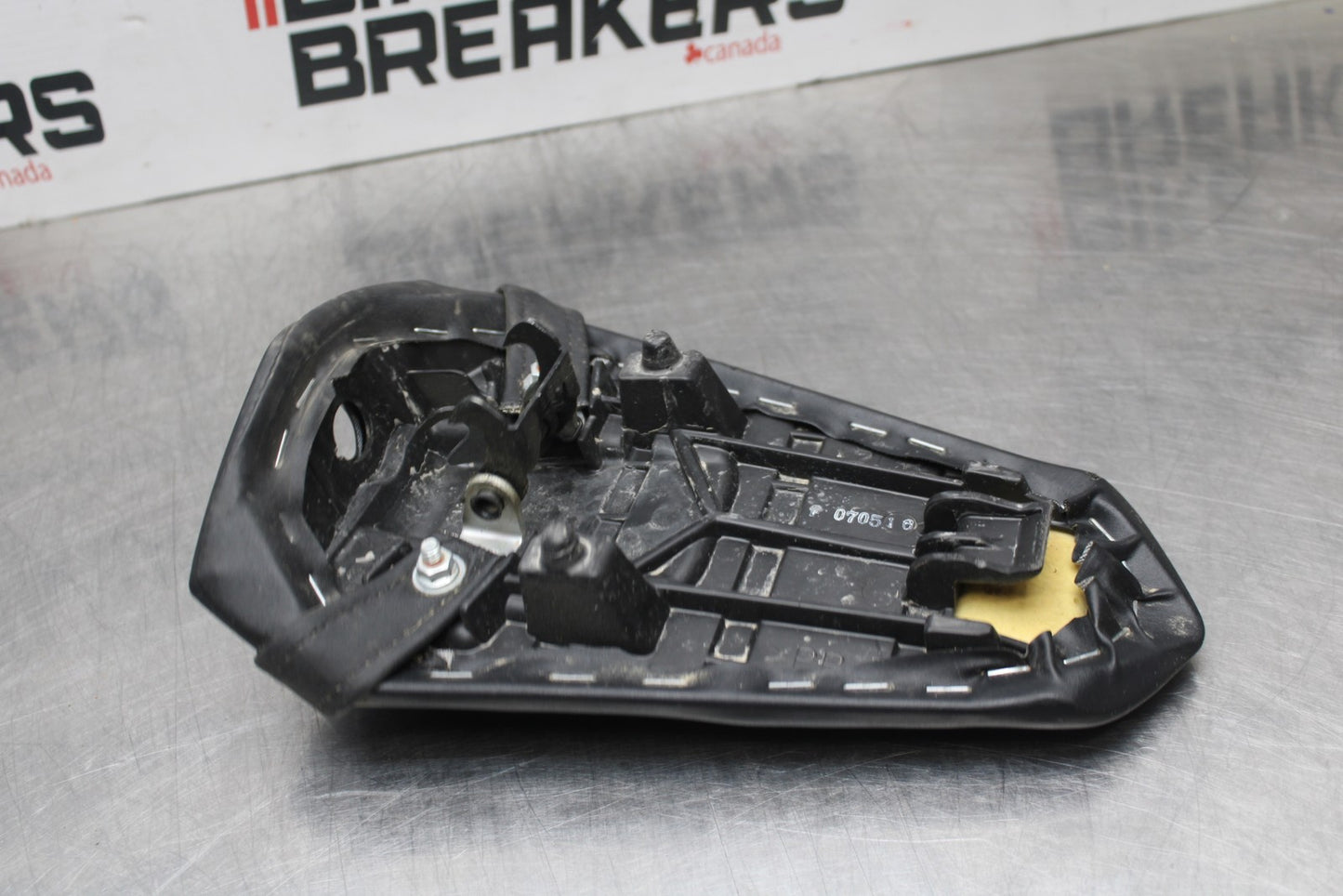 22-25 YAMAHA YZF R7 REAR BACK PASSENGER TANDEM SEAT PAD SADDLE PILLION BB769