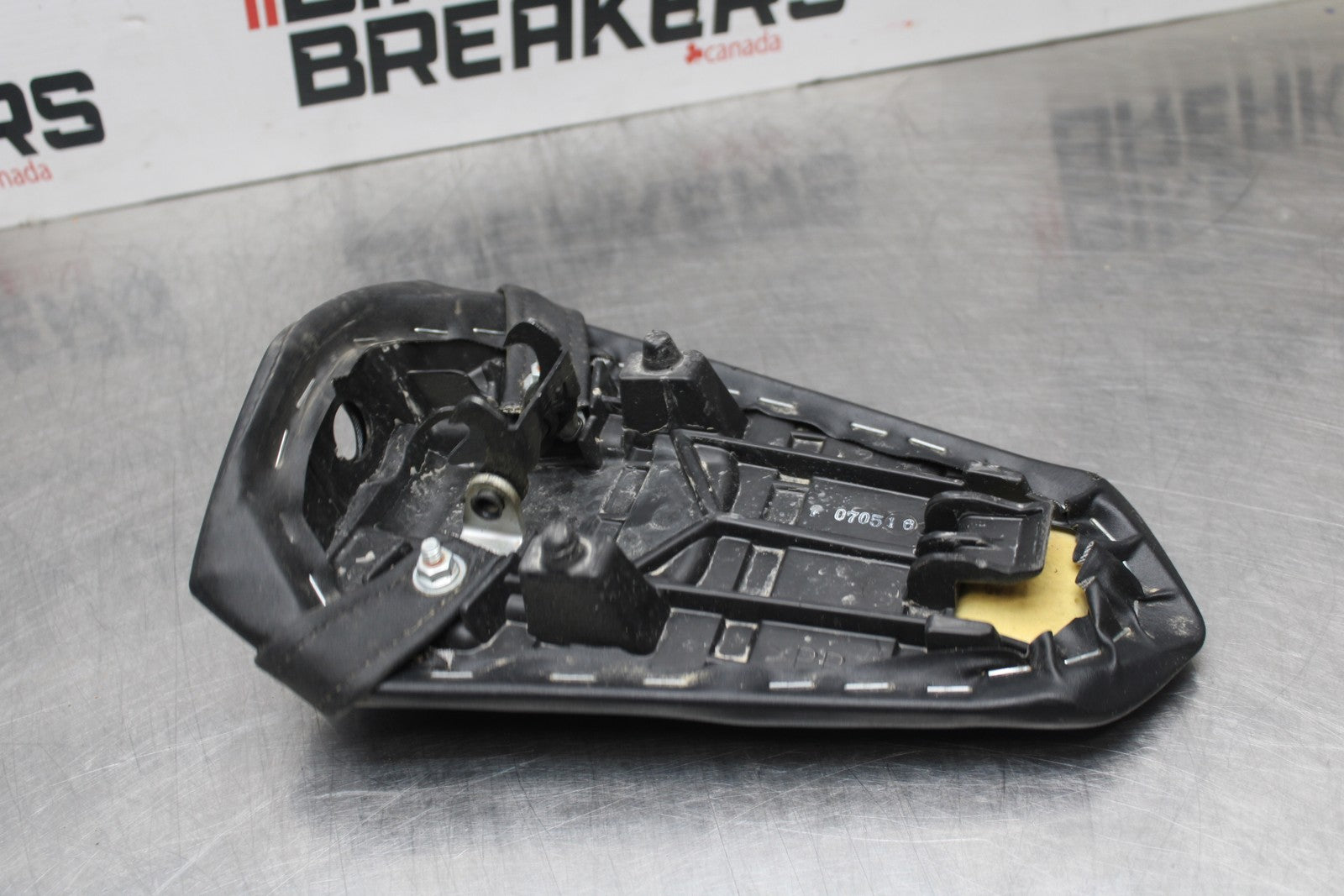 22-25 YAMAHA YZF R7 REAR BACK PASSENGER TANDEM SEAT PAD SADDLE PILLION BB769