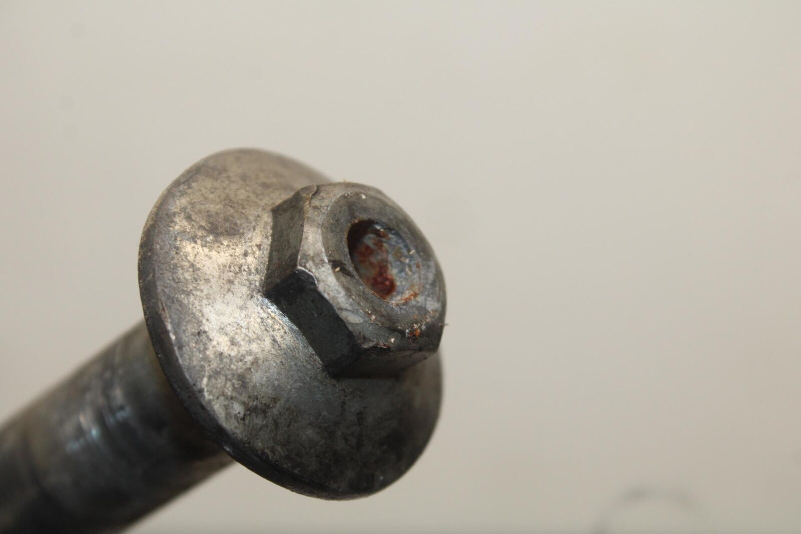 1988 Yamaha FZ600 REAR AXLE WHEEL PIVOT BOLT AXEL 2AX-25381-00-00 BB601