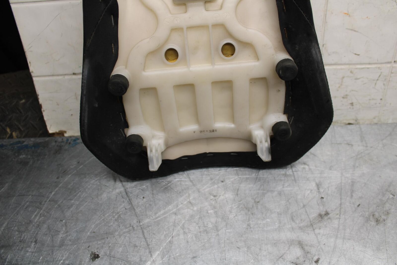 13 SUZUKI GSXR750 FRONT DRIVERS SEAT PAD SADDLE PILLION BB474