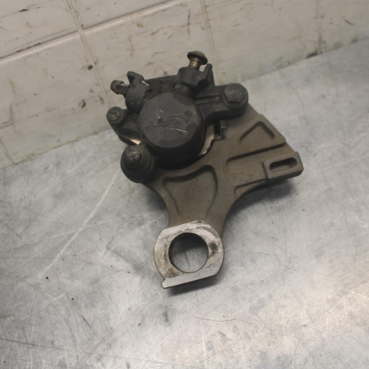 05 YAMAHA YZF R6S REAR BACK BRAKE CALIPER W MOUNT BRACKET BB462