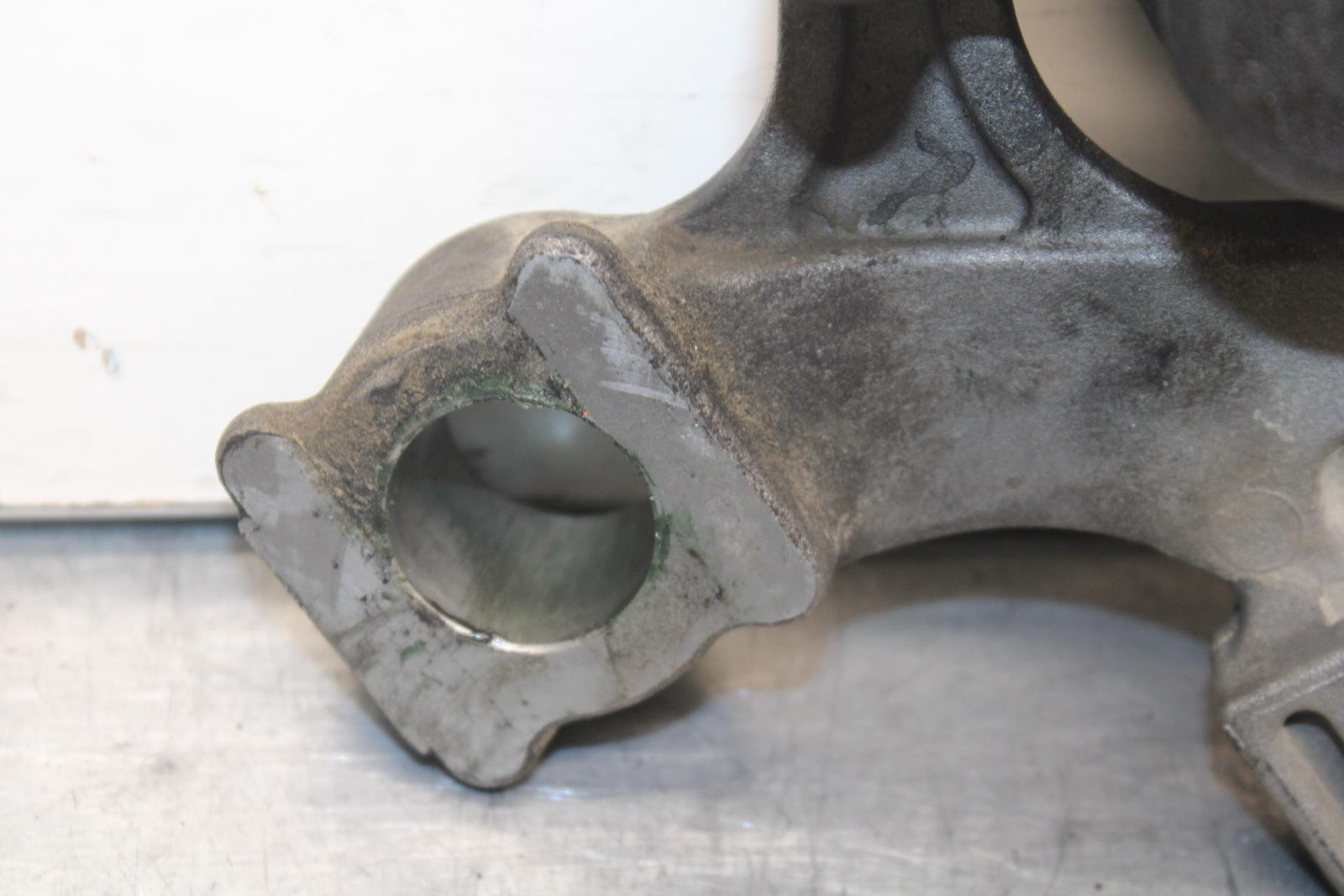 2011 Suzuki GSXR600 REAR BRAKE CALIPER W MOUNT BRACKET 69100-47H10-999 BB605