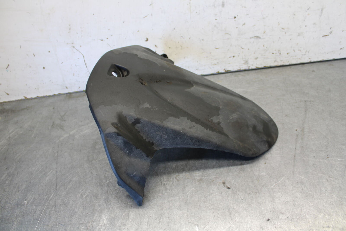 11-24 SUZUKI GSXR750 REAR BACK WHEEL TIRE HUGGER FENDER BB687