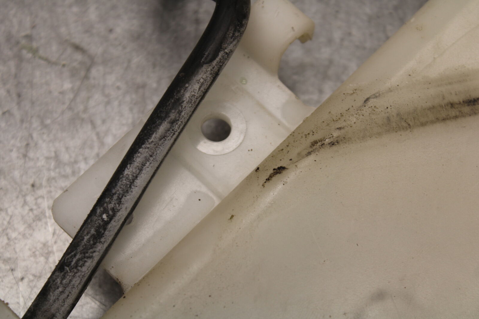 05-06 SUZUKI GSXR1000 COOLANT WATER TANK RESERVOIR BOTTLE 17910-41G00 BB663