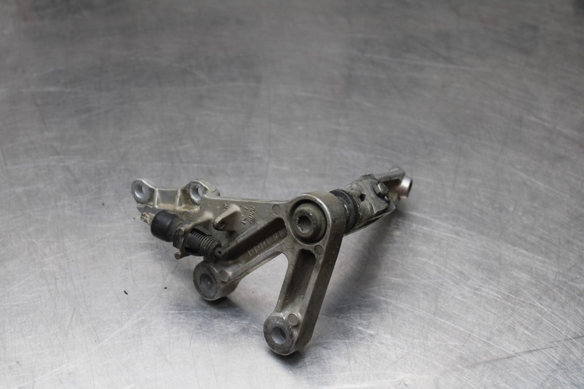 00 SUZUKI GSXR750 RIGHT REARSET REAR SET DRIVER FOOT PEG BRACKET MOUNT BB820