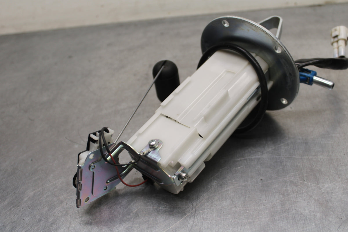 09 SUZUKI GSXR600 FUEL PUMP GAS PETROL SENDER UNIT BB759