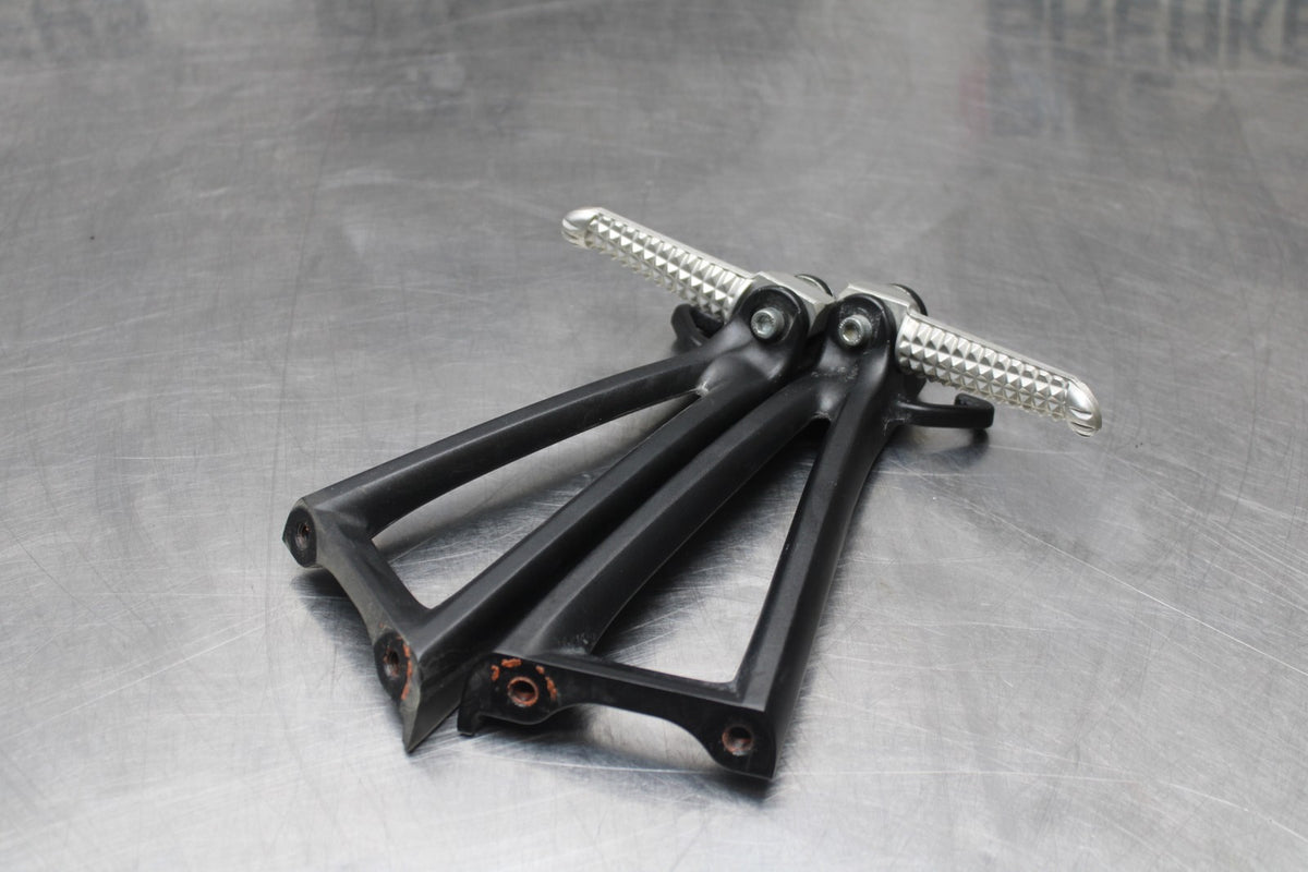 08-16 YAMAHA YZF R6 REAR BACK PASSENGER PEG SET PAIR BB856