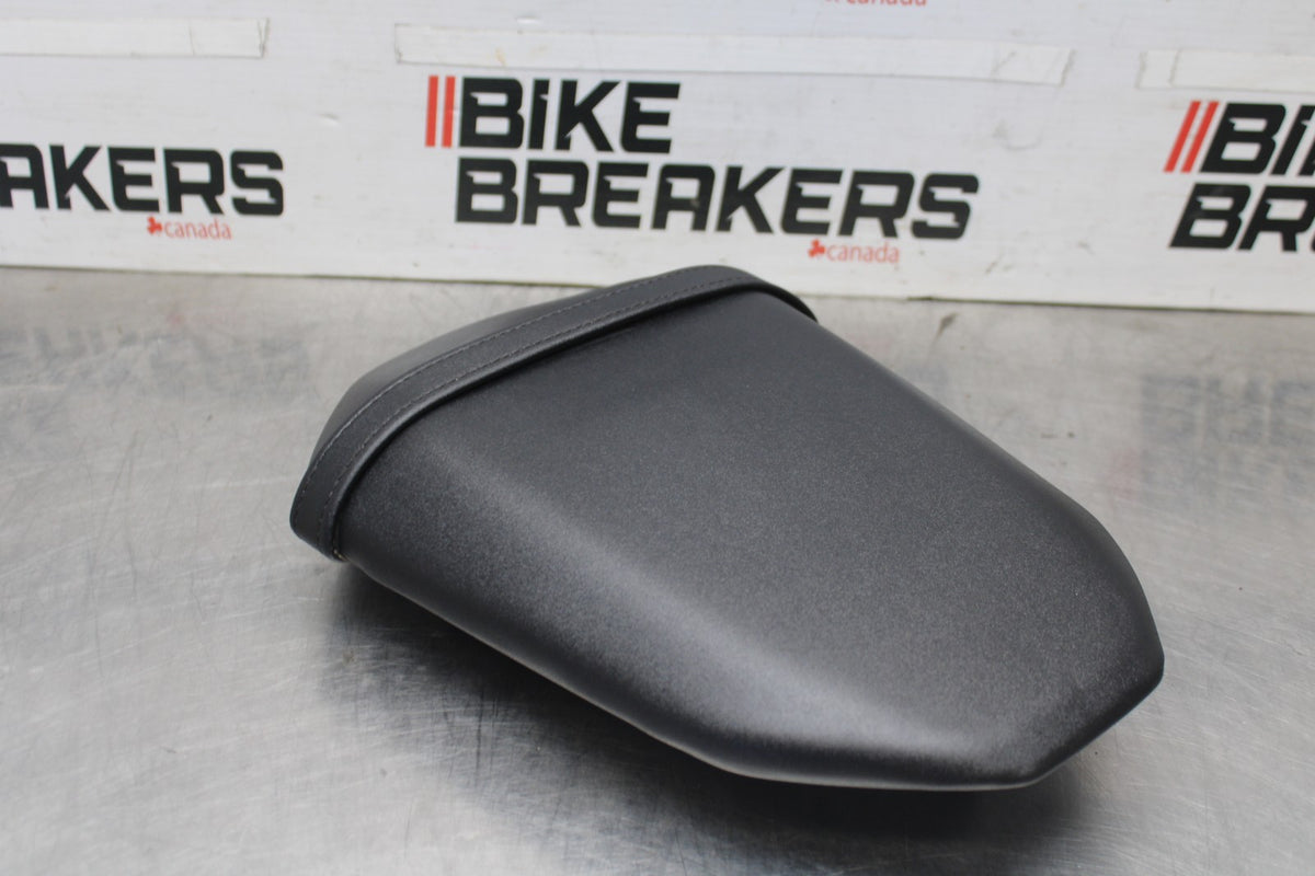 23-24 YAMAHA MT-07 REAR BACK PASSENGER TANDEM SEAT PAD SADDLE PILLION BB927