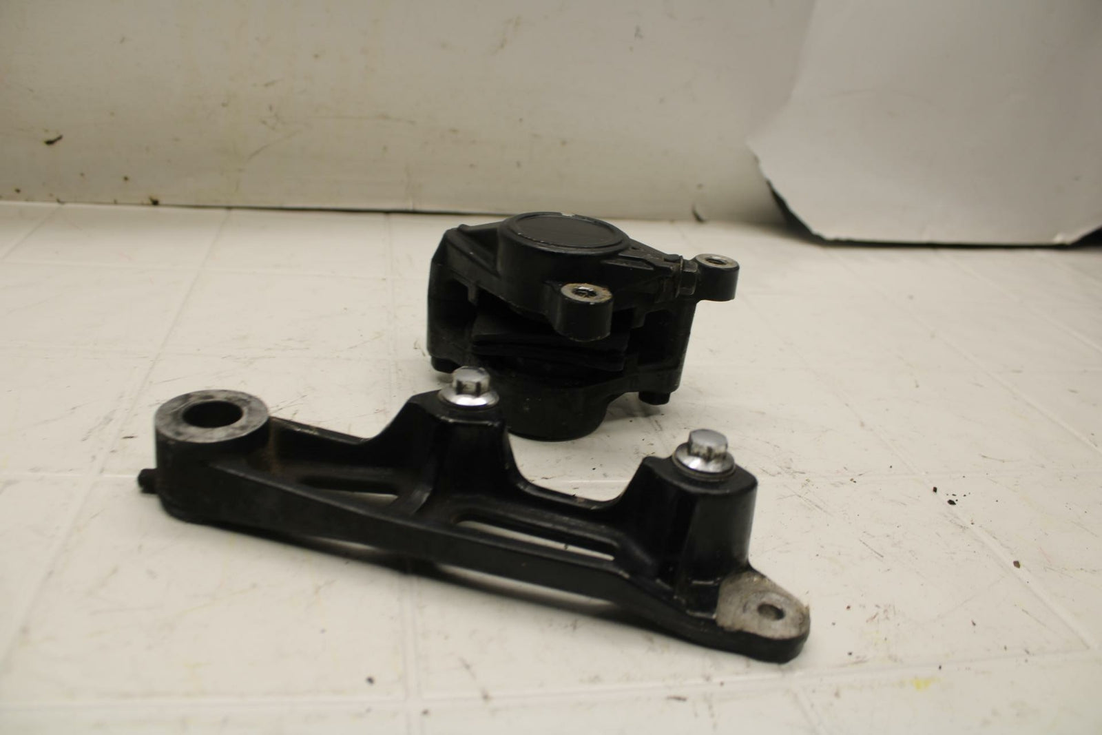 92-93 YAMAHA FJ1200A ABS REAR BACK BRAKE CALIPER W MOUNT BRACKET BB07