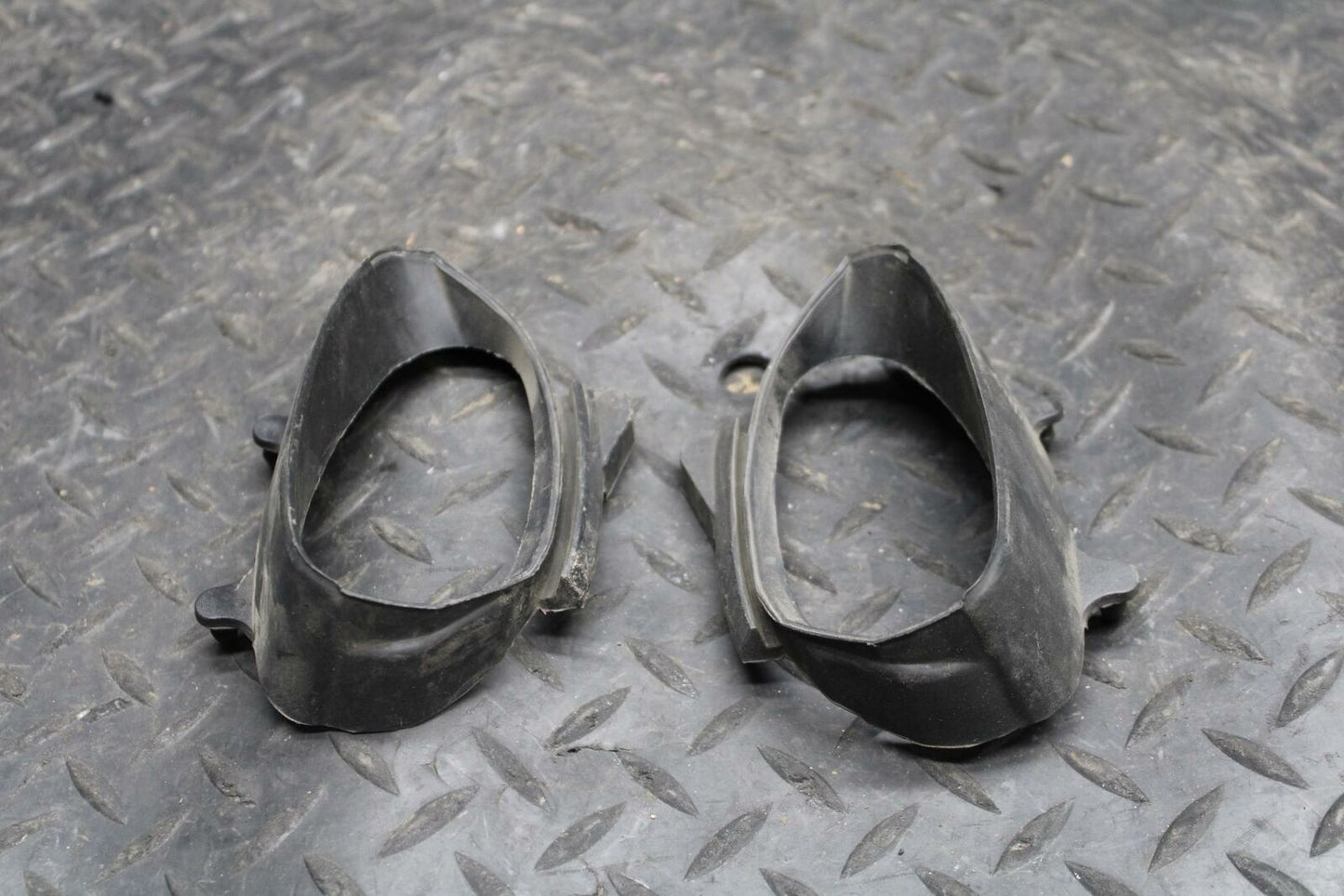 04-05 YAMAHA YZF R1 AIR INTAKE RUBBER GROMMET SCOOPS BB225
