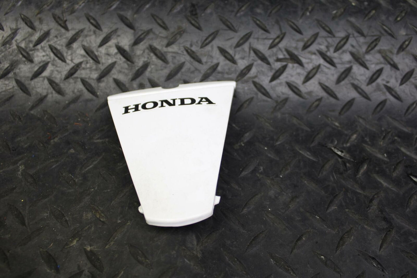 08 HONDA CBR125R WHITE CENTER REAR BACK TAIL FAIRING COVER TRIM COWLbb180